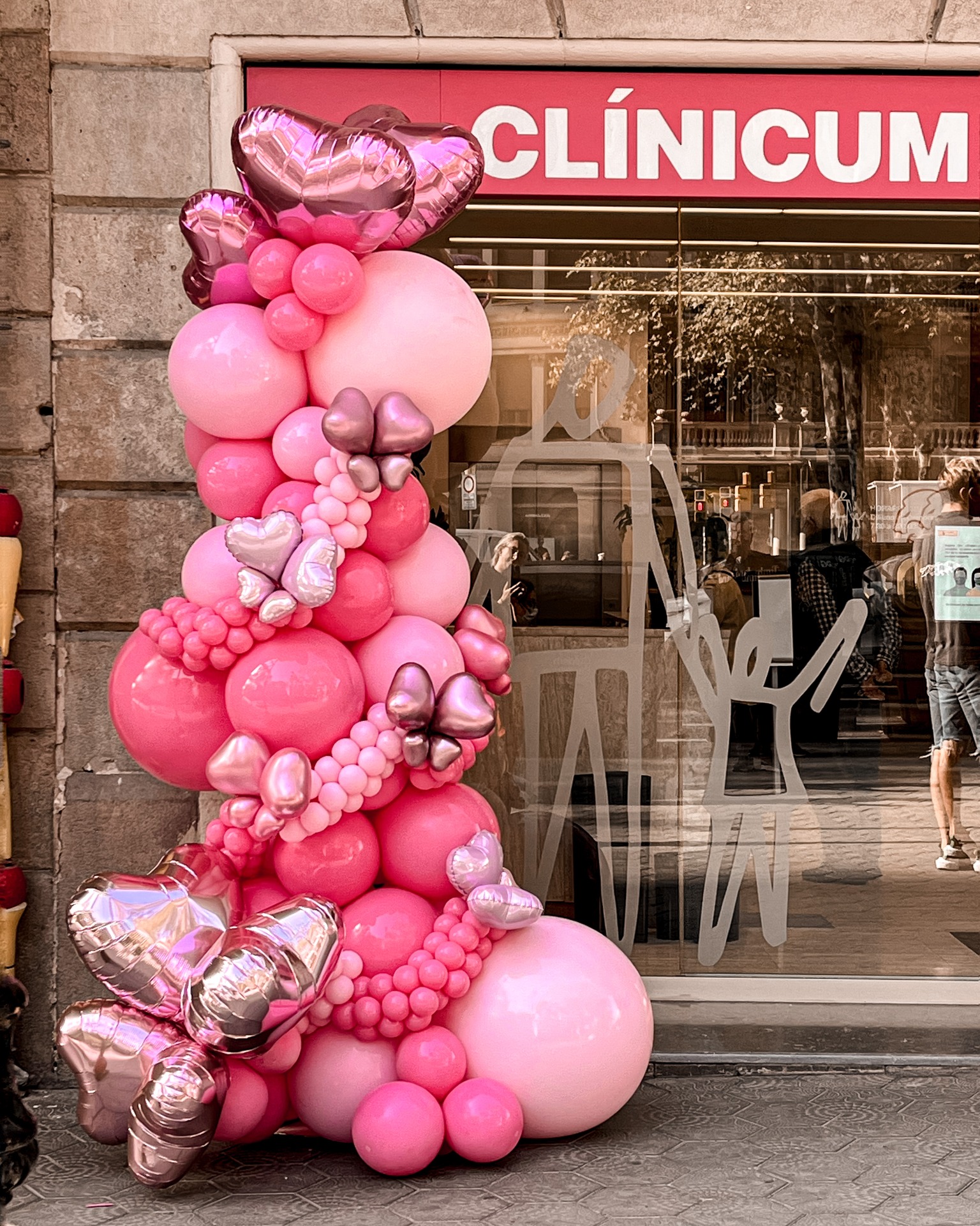 Columna globos Clinicum Paseo de Gracia Barcelona